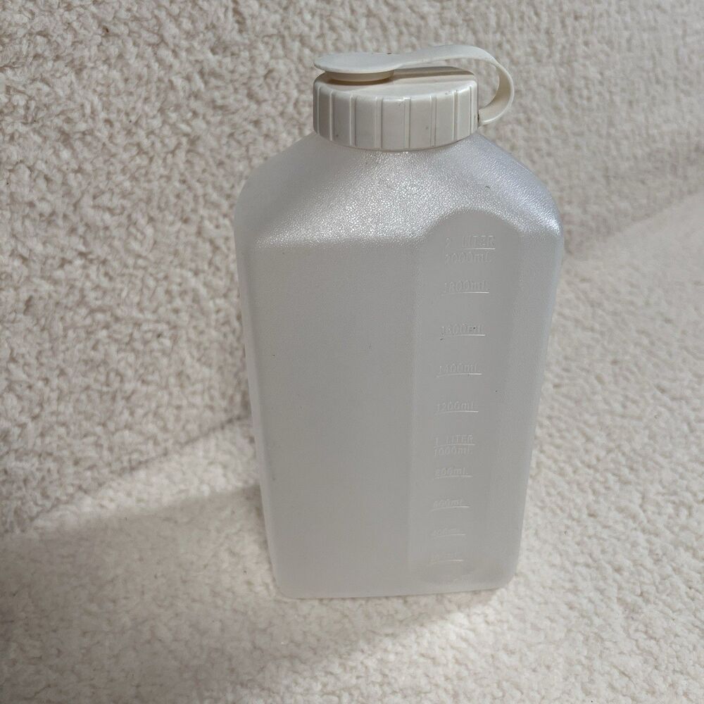 Rubbermaid Servin' Saver 2 Qt  Leak Proof Bottle Almond 2468